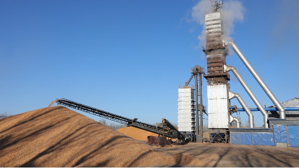 烘糧噸成本降至28元！300噸烘干塔用上秸稈直燃熱風(fēng)爐，相比燃煤一天節(jié)省一萬六！